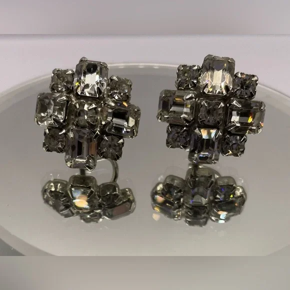 Vintage Weiss Silver Tone Screw Back Earrings with Faceted Crystals Signed - Picture 6 of 8